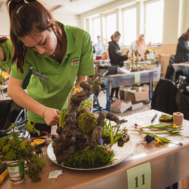 Zväčšiť fotografiu - Nádejné floristky z celého slovenska súťažili v pruskom - TSK_SOŠ Pruské_súťaž_mini-7