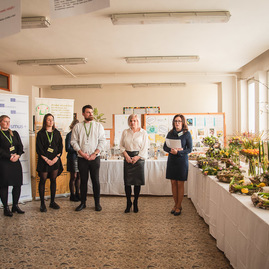 Zväčšiť fotografiu - Nádejné floristky z celého slovenska súťažili v pruskom - TSK_SOŠ Pruské_súťaž_mini-77