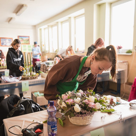 Zväčšiť fotografiu - Nádejné floristky z celého slovenska súťažili v pruskom - TSK_SOŠ Pruské_súťaž_mini-8