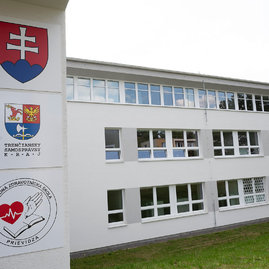 Zväčšiť fotografiu - Nádejní zdravotníci športujú vo vynovenej telocvični - 20210908_TSK__145w