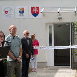 Zväčšiť fotografiu - Nádejní zdravotníci športujú vo vynovenej telocvični - 20210908_TSK__149w