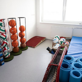 Zväčšiť fotografiu - Nádejní zdravotníci športujú vo vynovenej telocvični - 20210908_TSK__165w