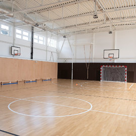 Zväčšiť fotografiu - Nádejní zdravotníci športujú vo vynovenej telocvični - 20210908_TSK__168w