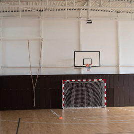 Zväčšiť fotografiu - Nádejní zdravotníci športujú vo vynovenej telocvični - 20210908_TSK__171w