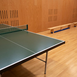 Zväčšiť fotografiu - Nádejní zdravotníci športujú vo vynovenej telocvični - 20210908_TSK__174w