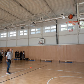 Zväčšiť fotografiu - Nádejní zdravotníci športujú vo vynovenej telocvični - 20210908_TSK__183w