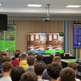 Zväčšiť fotografiu - Najmodernejší hardvér a svetoví odborníci v župnej priemyslovke