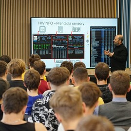 Zväčšiť fotografiu - Najmodernejší hardvér a svetoví odborníci v župnej priemyslovke