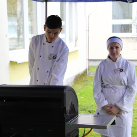 Najobľúbenejšie a najnavštevovanejšie – také sú gastrodni žiakov a pedagógov strednej odbornej školy obchodu a služieb v prievidzi. pokračujú aj zajtra. - IMG_8728