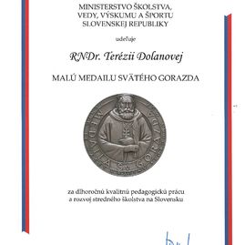 Zväčšiť fotografiu - Najvýznamnejšie ocenenie ministerstva školstva v rukách učiteľky bánovského gymnázia - ocenenie Terka