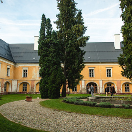 Zväčšiť fotografiu - Národná kultúrna pamiatka sa mení na modernú školu - TSK_SOŠ Pruské_strecha_intrák_mini-45