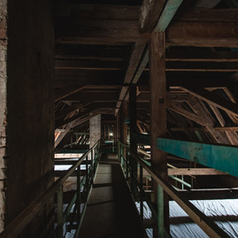 Zväčšiť fotografiu - Národná kultúrna pamiatka sa mení na modernú školu - TSK_SOŠ Pruské_strecha_intrák_mini-56