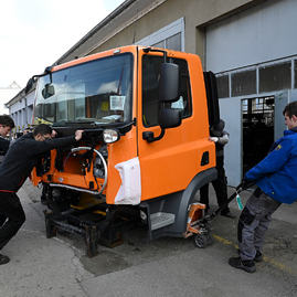 Zväčšiť fotografiu - Naštartovali prvé dve kompletne zložené „tatrovky“ - 20220404_PB_SOS_TATRA_002w