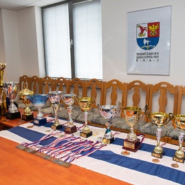 Nemšová je baštou dievčenského florbalu, z najväčšieho šampionátu na svete si tento rok nemšovské florbalistky odniesli striebro i zlato - 20180727_TSK_florbalistky_Nemsova_001w