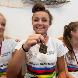 Nemšová je baštou dievčenského florbalu, z najväčšieho šampionátu na svete si tento rok nemšovské florbalistky odniesli striebro i zlato - 20180727_TSK_florbalistky_Nemsova_024w