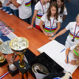 Nemšová je baštou dievčenského florbalu, z najväčšieho šampionátu na svete si tento rok nemšovské florbalistky odniesli striebro i zlato - 20180727_TSK_florbalistky_Nemsova_058w