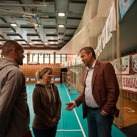 Zväčšiť fotografiu - Nepočujúci si zmerali sily na turnaji v trenčine - TSK_športový deň nepočujúcich TN_mini-1