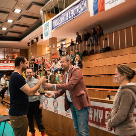 Zväčšiť fotografiu - Nepočujúci si zmerali sily na turnaji v trenčine - TSK_športový deň nepočujúcich TN_mini-10