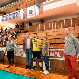 Zväčšiť fotografiu - Nepočujúci si zmerali sily na turnaji v trenčine - TSK_športový deň nepočujúcich TN_mini-17