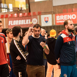 Zväčšiť fotografiu - Nepočujúci si zmerali sily na turnaji v trenčine - TSK_športový deň nepočujúcich TN_mini-7