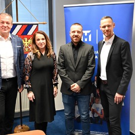 Zväčšiť fotografiu - Nová hokejová hala dostala ďalšie využitie pre viac ako 2-tisíc detí