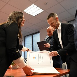 Zväčšiť fotografiu - Nová hokejová hala dostala ďalšie využitie pre viac ako 2-tisíc detí