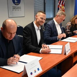 Zväčšiť fotografiu - Nová hokejová hala dostala ďalšie využitie pre viac ako 2-tisíc detí