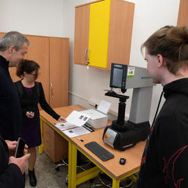 Zväčšiť fotografiu - Nové technológie posúvajú kvalitu vzdelávania vpred - 20230320_TSK_049w