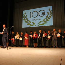 Novomestské gymnázium ocenilo bývalých i súčasných zamestnancov školy - IMG_0587