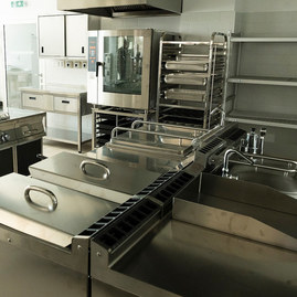Zväčšiť fotografiu - Nový školský rok na dvoch stredných školách otvoril trenčiansky župan - 20200807_PU_spojena_skola_027w