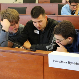 O prvenstvo v medzinárodnej dejepisnej súťaži zabojovali študenti zo 14 gymnázií trenčianskeho kraja - IMG_0047