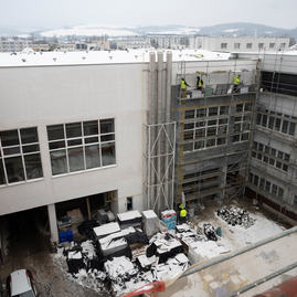 Zväčšiť fotografiu - Obchodná akadémia v trenčíne o krok bližšie k modernému vzhľadu - 20221215_140w