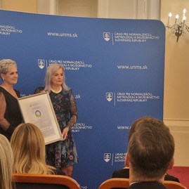 Zväčšiť fotografiu - Ocenenie za kvalitu a spoločenskú zodpovednosť získala župná stredná škola - 20241114_172239