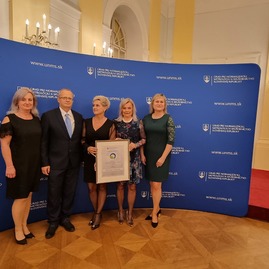 Zväčšiť fotografiu - Ocenenie za kvalitu a spoločenskú zodpovednosť získala župná stredná škola - 20241114_181156