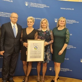 Zväčšiť fotografiu - Ocenenie za kvalitu a spoločenskú zodpovednosť získala župná stredná škola - 20241114_181159