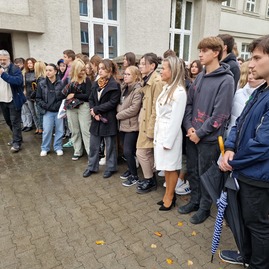 Zväčšiť fotografiu - Odhalili bustu najväčšieho slováka a začali s výstavbou telocvične - 20221014_124040
