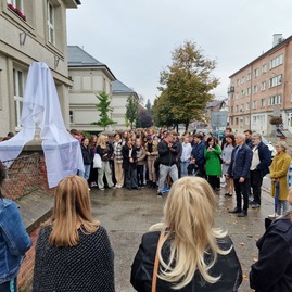 Zväčšiť fotografiu - Odhalili bustu najväčšieho slováka a začali s výstavbou telocvične - 20221014_124133