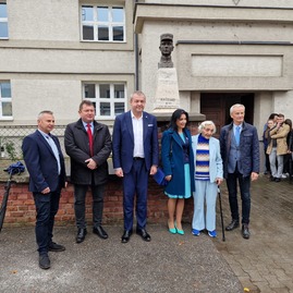 Zväčšiť fotografiu - Odhalili bustu najväčšieho slováka a začali s výstavbou telocvične - 20221014_124428