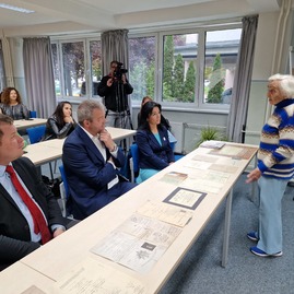 Zväčšiť fotografiu - Odhalili bustu najväčšieho slováka a začali s výstavbou telocvične - 20221014_131208