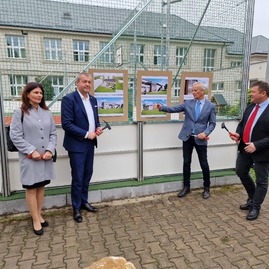 Zväčšiť fotografiu - Odhalili bustu najväčšieho slováka a začali s výstavbou telocvične - 20221014_133441