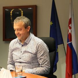 Zväčšiť fotografiu - On-line vyučovanie so županom - 124415357_351172286182170_5716669672510357663_n