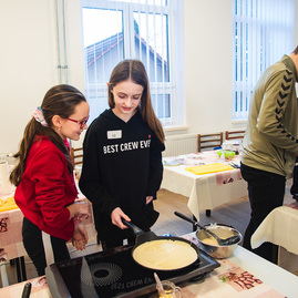 Zväčšiť fotografiu - Palacinkami popularizujú varenie medzi školákmi - TSK_SOŠ PAR_palacinky_mini (29 of 90)
