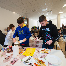 Zväčšiť fotografiu - Palacinkami popularizujú varenie medzi školákmi - TSK_SOŠ PAR_palacinky_mini (3 of 90)