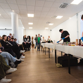Zväčšiť fotografiu - Palacinkami popularizujú varenie medzi školákmi - TSK_SOŠ PAR_palacinky_mini (63 of 90)