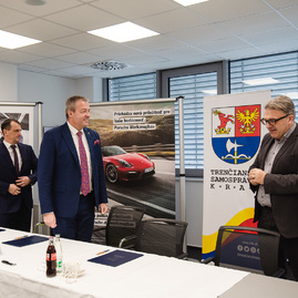 Zväčšiť fotografiu - Partnerstvo prehĺbili memorandom o spolupráci - TSK_porsche memorandum_mini (5 of 16)