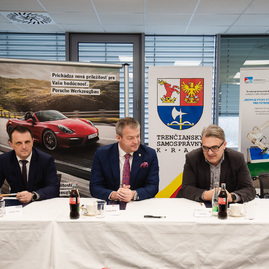 Zväčšiť fotografiu - Partnerstvo prehĺbili memorandom o spolupráci - TSK_porsche memorandum_mini (6 of 16)