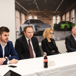 Zväčšiť fotografiu - Partnerstvo prehĺbili memorandom o spolupráci - TSK_porsche memorandum_mini (8 of 16)