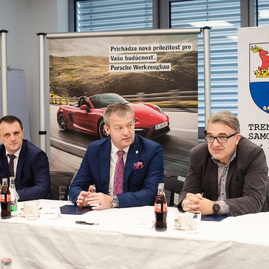 Zväčšiť fotografiu - Partnerstvo prehĺbili memorandom o spolupráci - TSK_porsche memorandum_mini (9 of 16)
