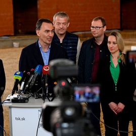 Zväčšiť fotografiu - Pilotná hokejová akadémia v trenčíne ide príkladom, radosť neskrýva ani szľh - _RS23177