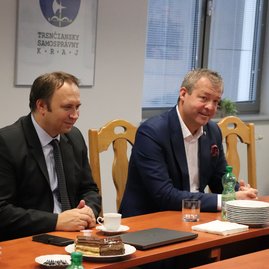 Zväčšiť fotografiu - Plážové volejbalistky na župnom úrade - IMG_4592